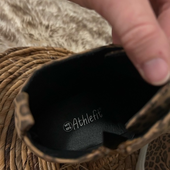 Women’s Size 9.5 Leopard Print Shoes Wedge Boots Zip Sneaker Booties Athlefit - Picture 5 of 7